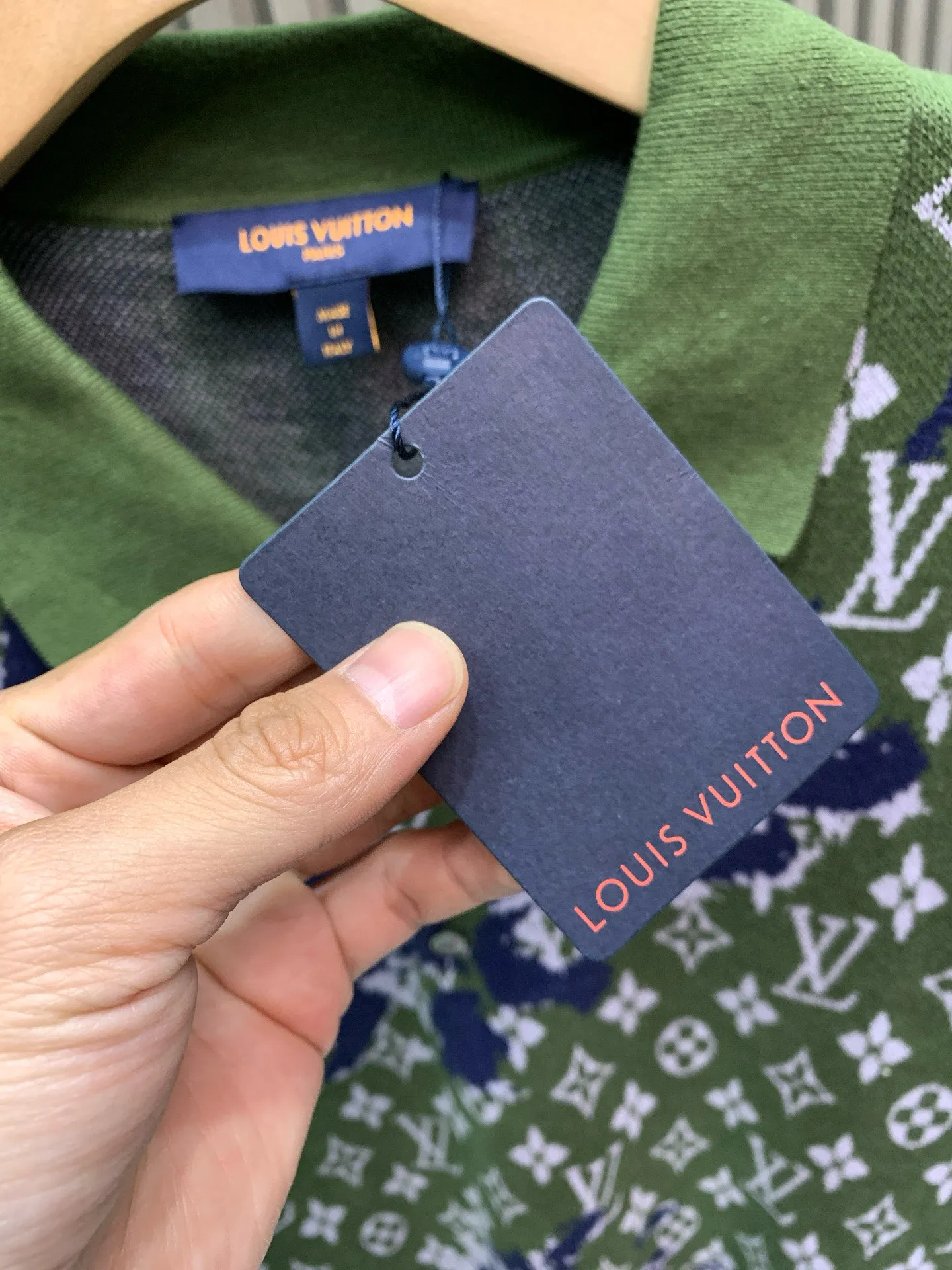 🅿️410 🀄️ Louis Vuitton Louis Vuitton 25* letter pullover long-sleeved Polo collar sweater. Irregular blue embroidery on the chest and back highlights the layering of the entire dress. 🔥Freshly released. The green jacquard texture interprets the full Rainbow Monogram pattern. The effect is like a gradient color painted with colored pencils. The effect creates a vintage look. Made of 100% cotton. New multi-color double-layer jacquard technology. The jacquard yarn on the back and the contrast-dyed jacquard denim create a jacquard effect combined with an old-fashioned effect. It has a strong texture and a nostalgic atmosphere.